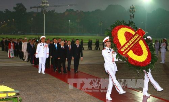 Các đồng chí lãnh đạo Đảng, Nhà nước và đại biểu dự Đại hội đại biểu toàn quốc lần thứ XII của Đảng đến đặt vòng hoa và vào Lăng viếng Chủ tịch Hồ Chí Minh